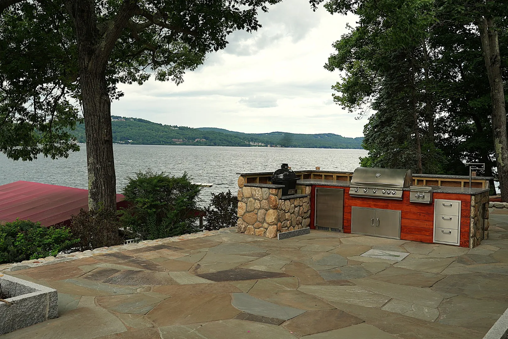 Outdoor kitchen bluestone